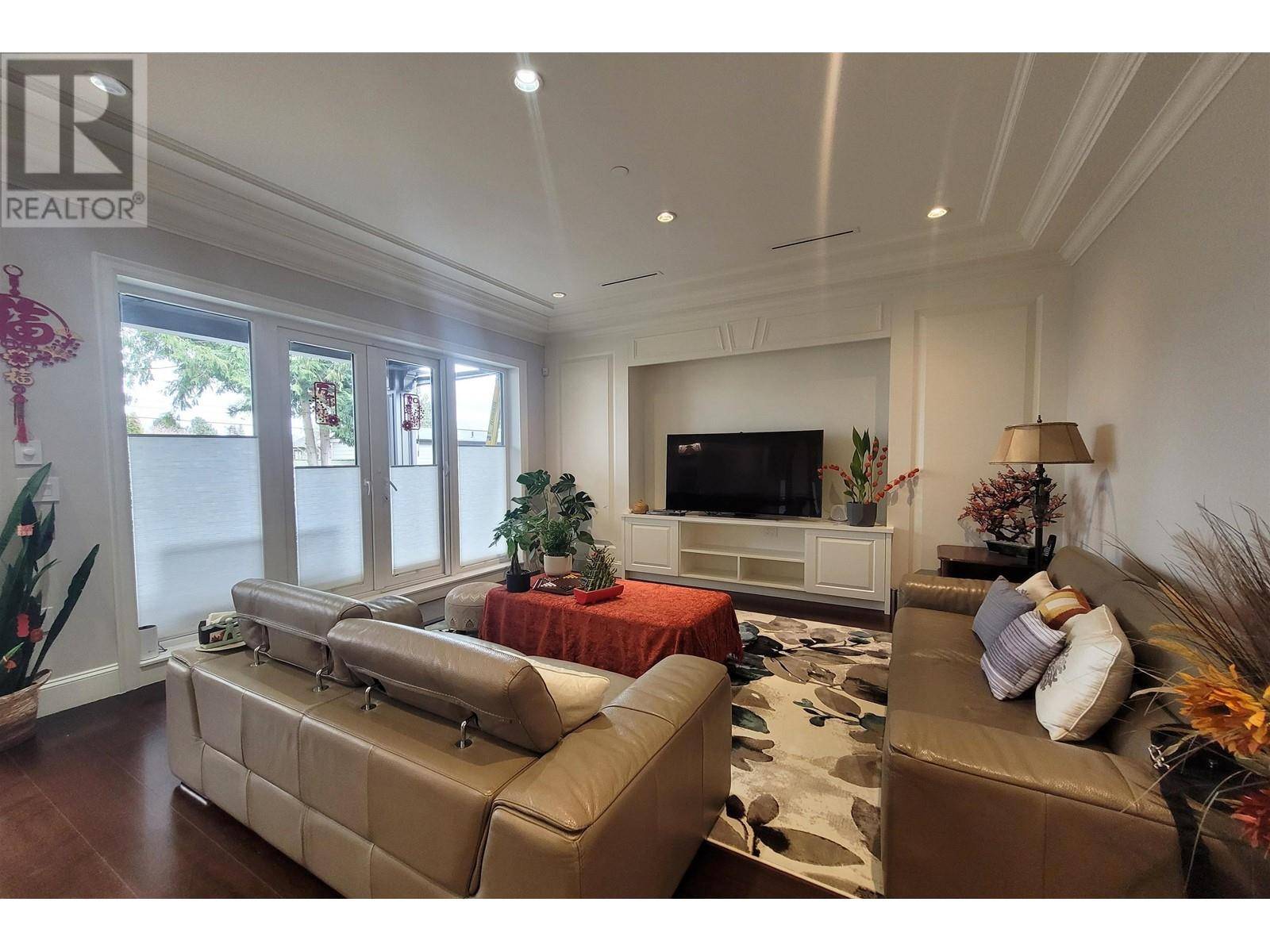 Vancouver, BC V6P3T7,6878 LAUREL STREET