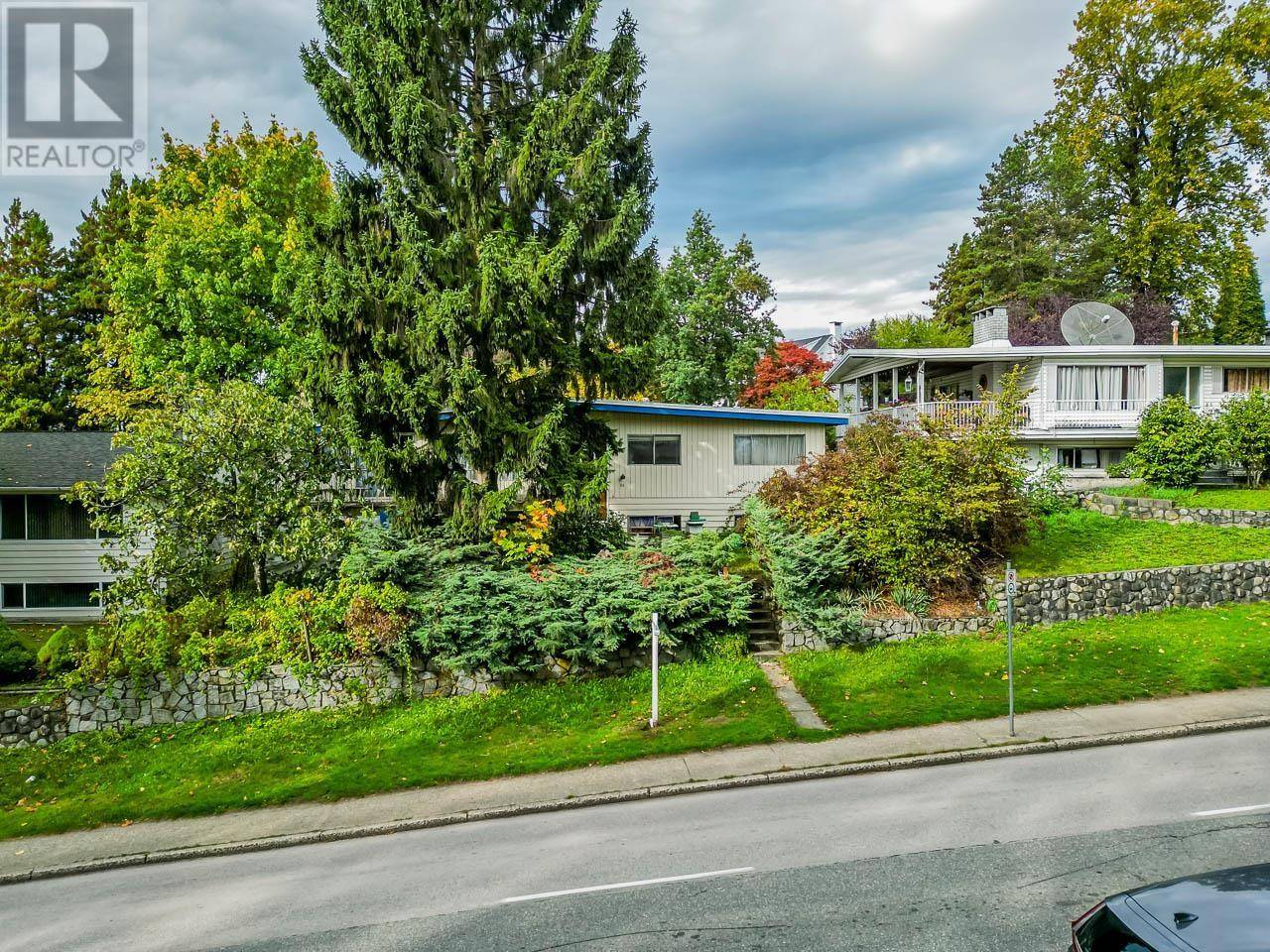 New Westminster, BC V3L4J4,61 E EIGHTH AVENUE