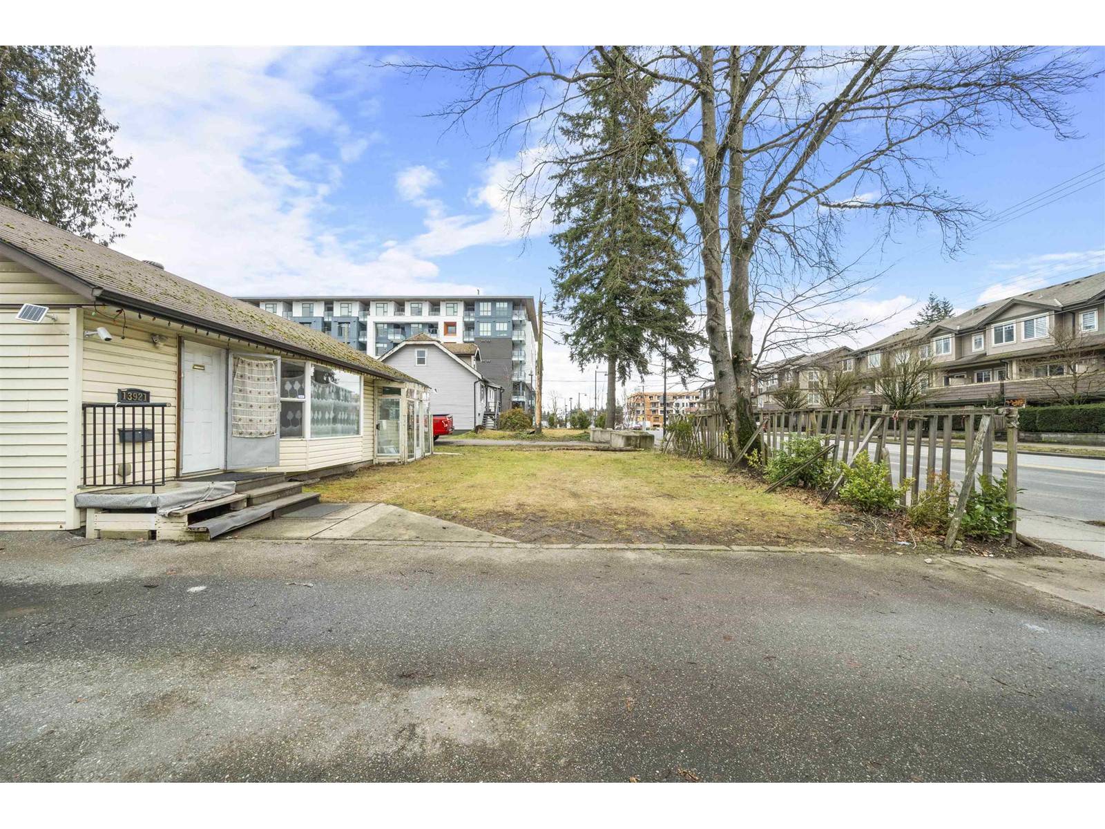 Surrey, BC V3T2L1,13921 108 AVENUE