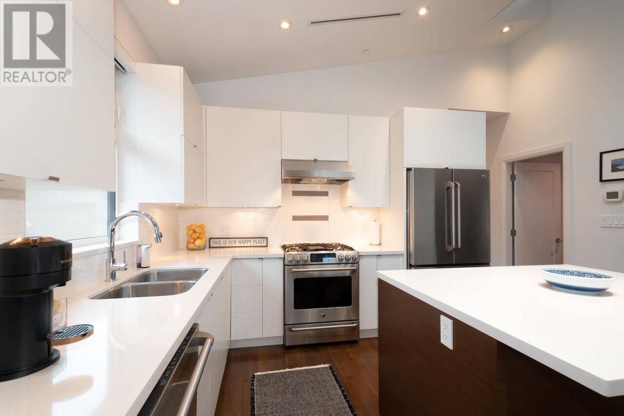 Vancouver, BC V5Y2J6,117 W 26TH AVENUE