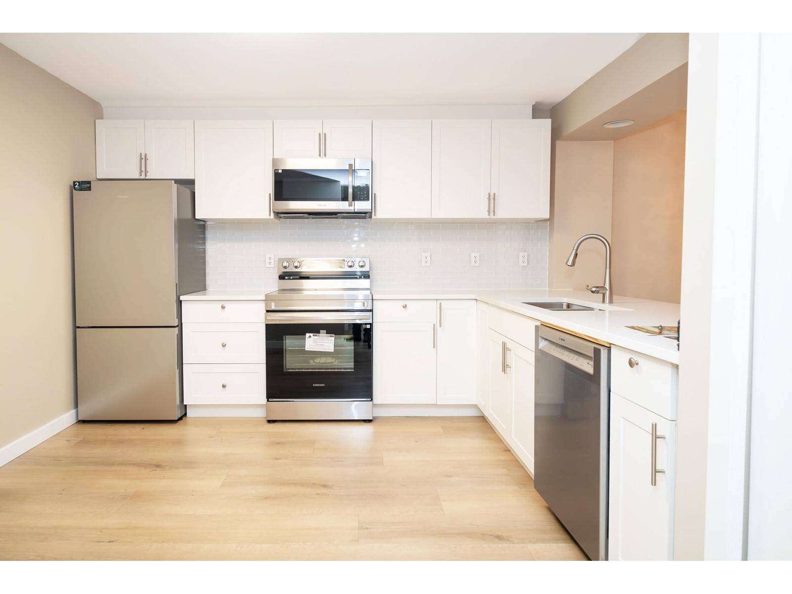 White Rock, BC V4B4B9,1234 MERKLIN #303