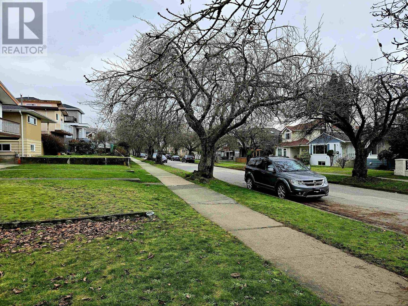 Vancouver, BC V5X2H7,105 W 63RD AVENUE