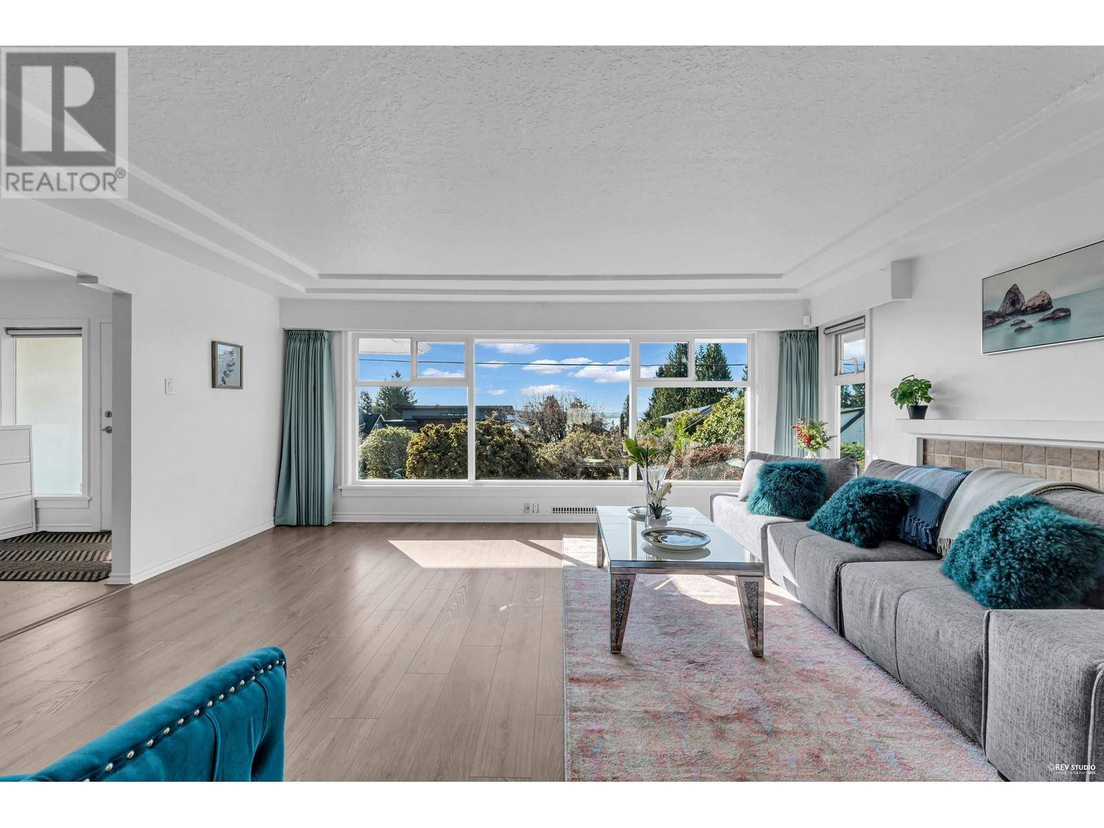 West Vancouver, BC V7T2C7,1475 KINGS AVENUE
