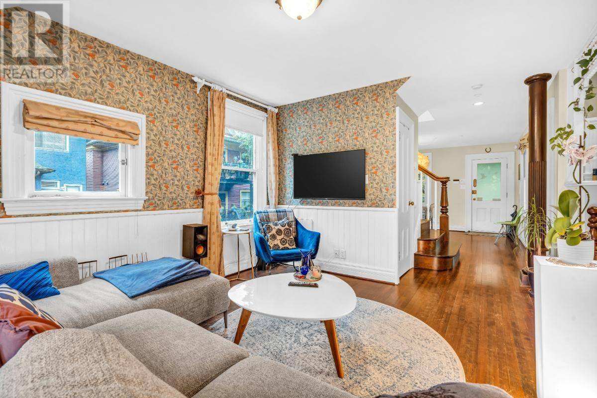 Vancouver, BC V6E1L3,1117 PENDRELL STREET
