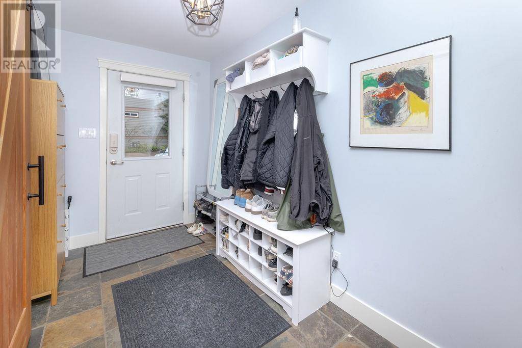 Gibsons, BC V0N1V9,728 GIBSONS WAY #14