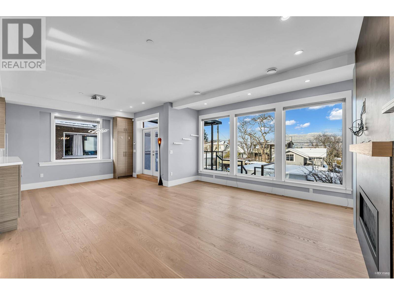 Vancouver, BC V6S1C1,3363 W 19TH AVENUE