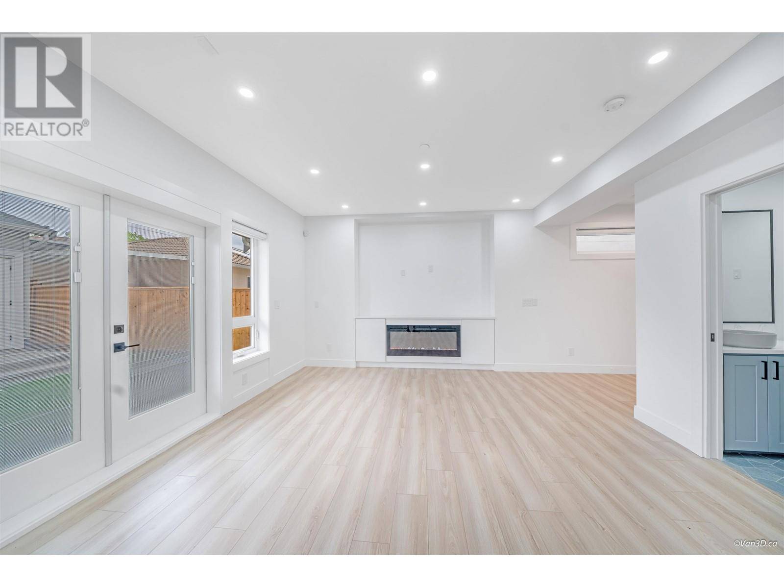Vancouver, BC V5P3R2,6166 BEATRICE STREET