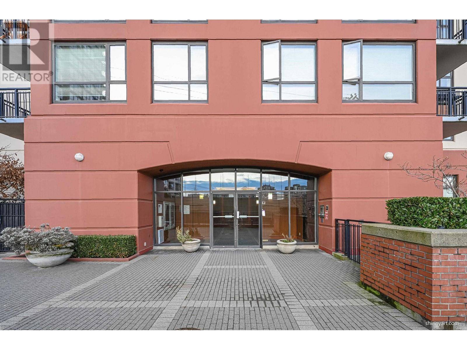 New Westminster, BC V3M0B1,833 AGNES ST #1008