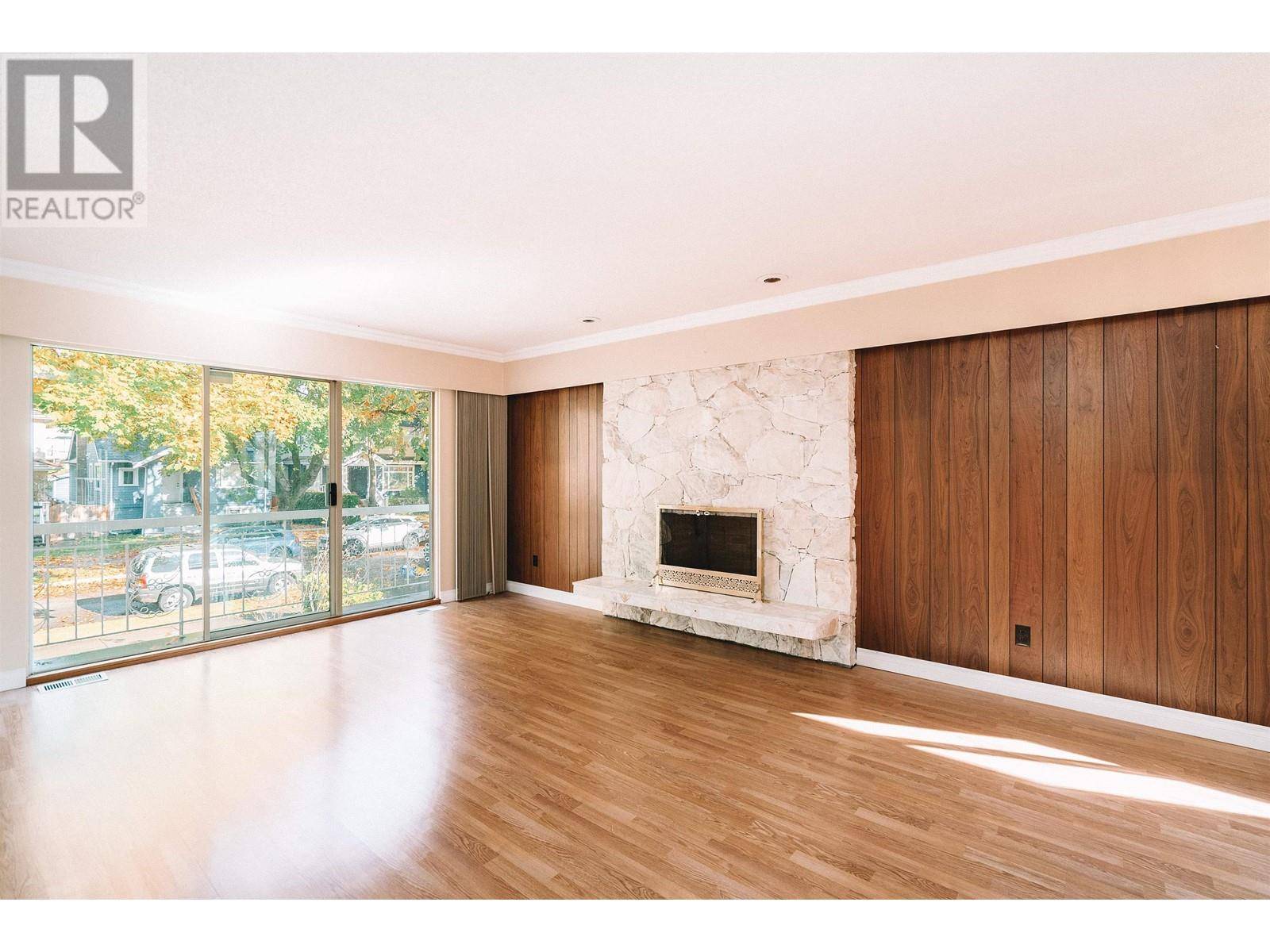 Vancouver, BC V6K2Z5,2618 W 15TH AVENUE