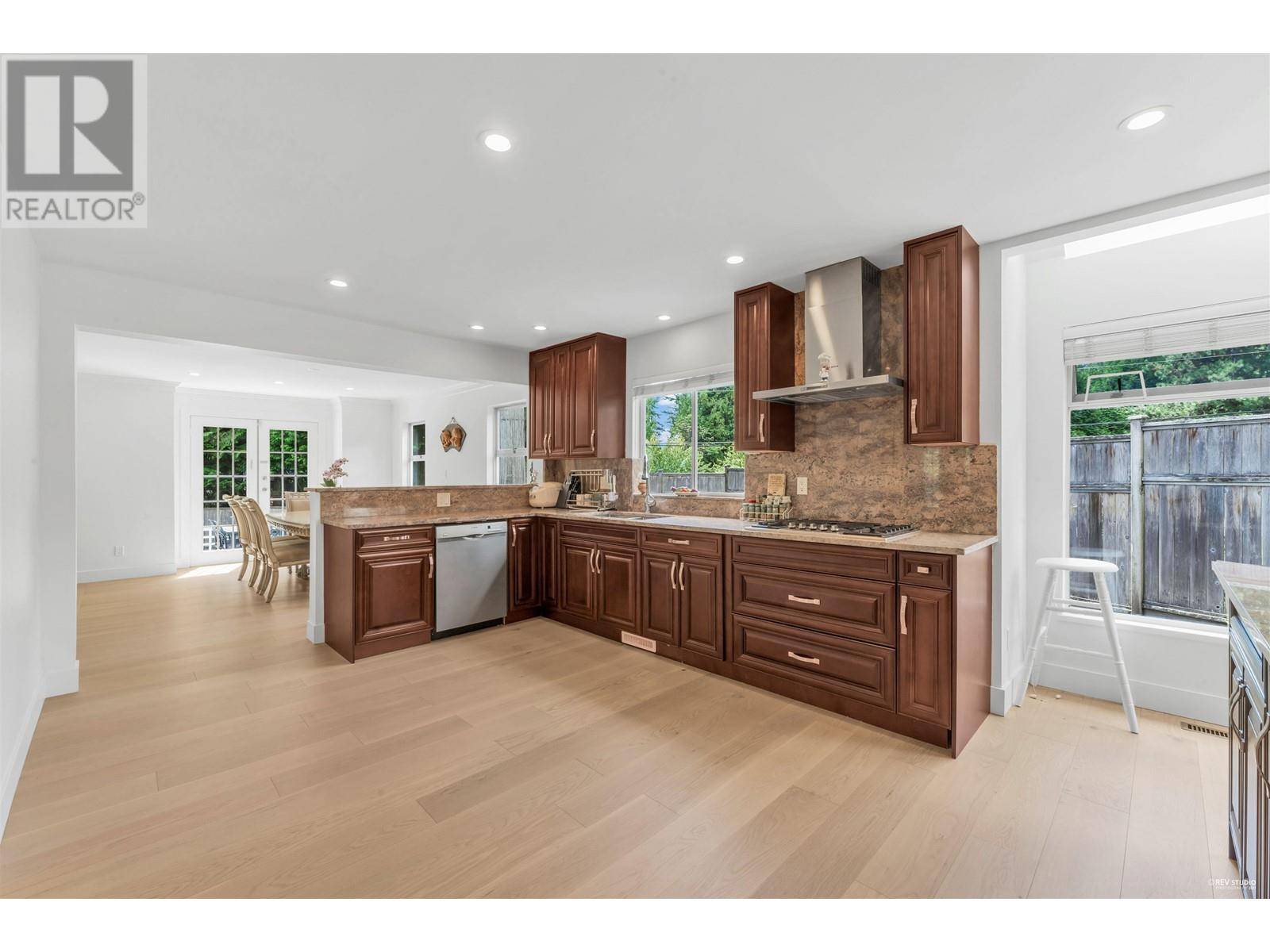 West Vancouver, BC V7T1X2,441 INGLEWOOD AVENUE