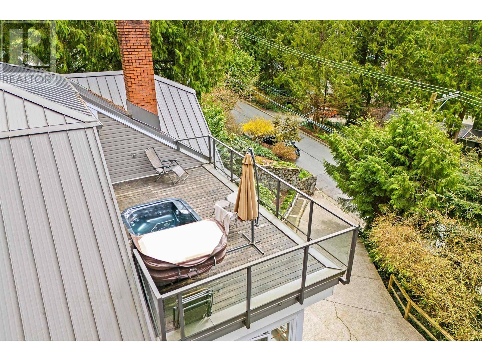 North Vancouver, BC V7G1H6,4622 COVE CLIFF ROAD