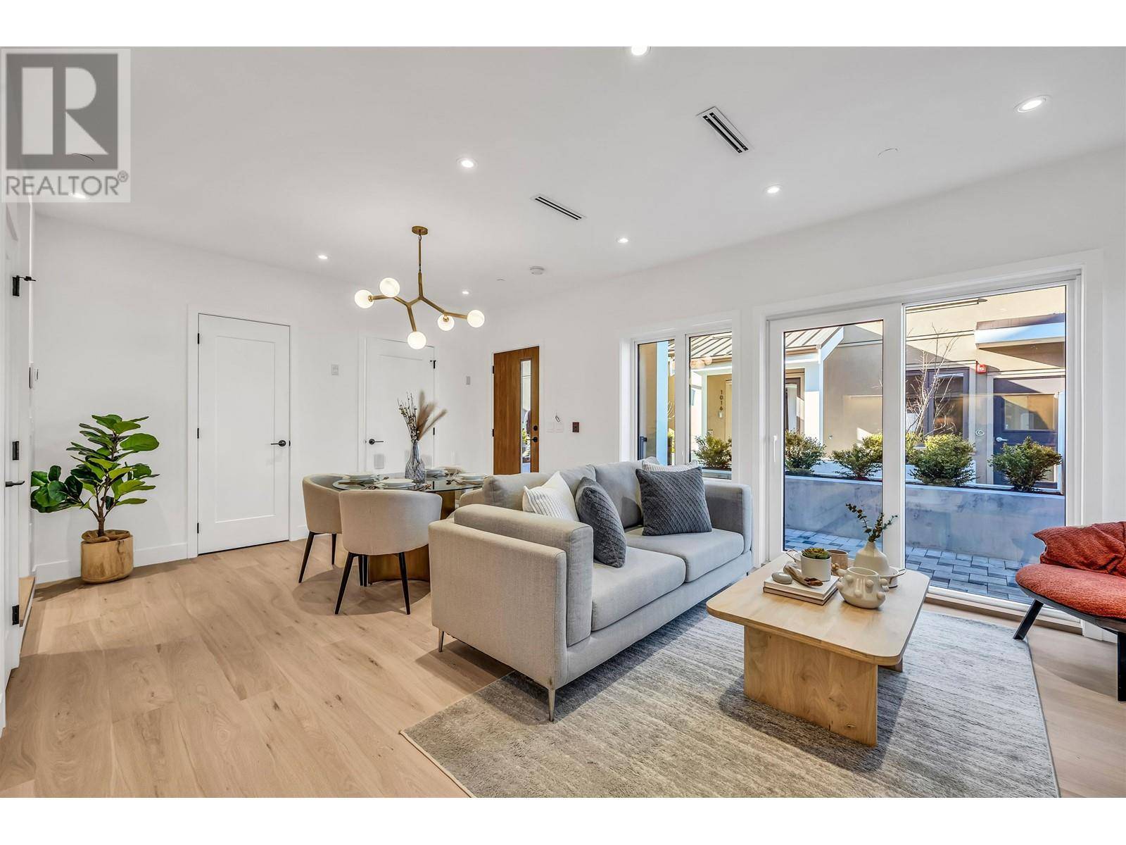 Vancouver, BC V6P1H5,1008 W 52ND AVENUE