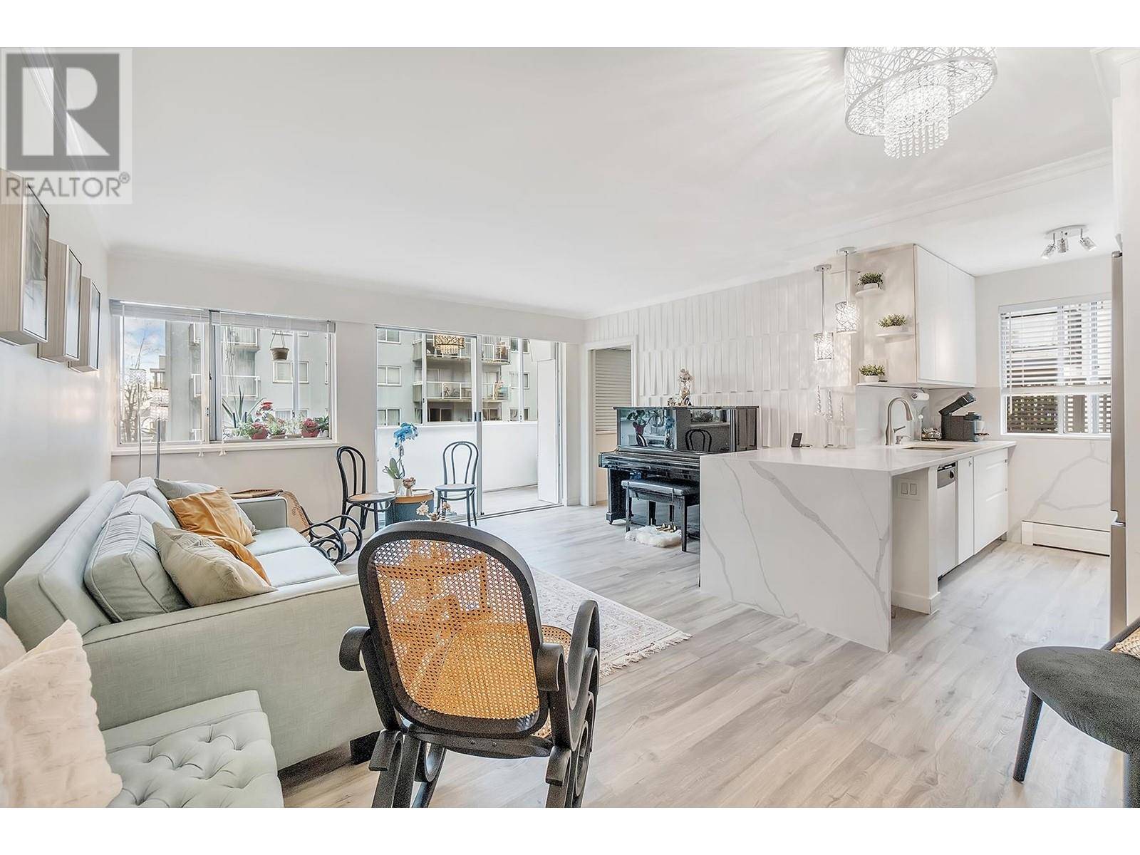 West Vancouver, BC V7V1R8,1750 ESQUIMALT AVE #101