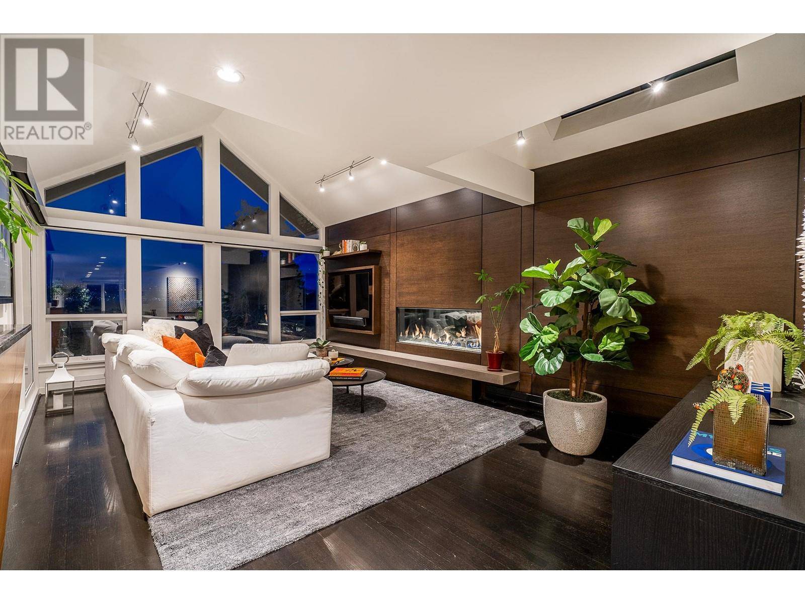 Vancouver, BC V6K1H5,3262 W 1ST AVENUE