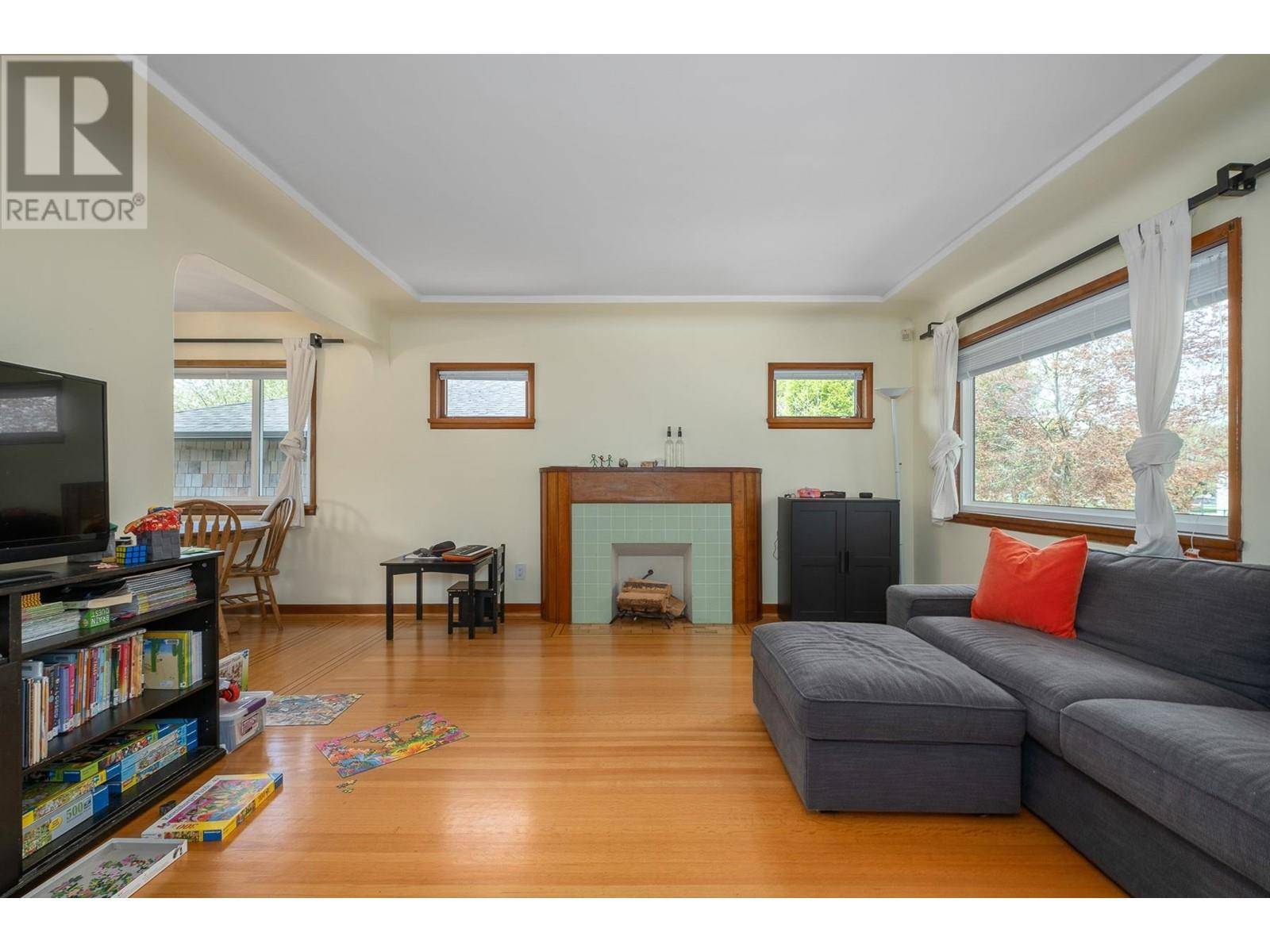 Vancouver, BC V5W1M3,930 E 40TH AVENUE