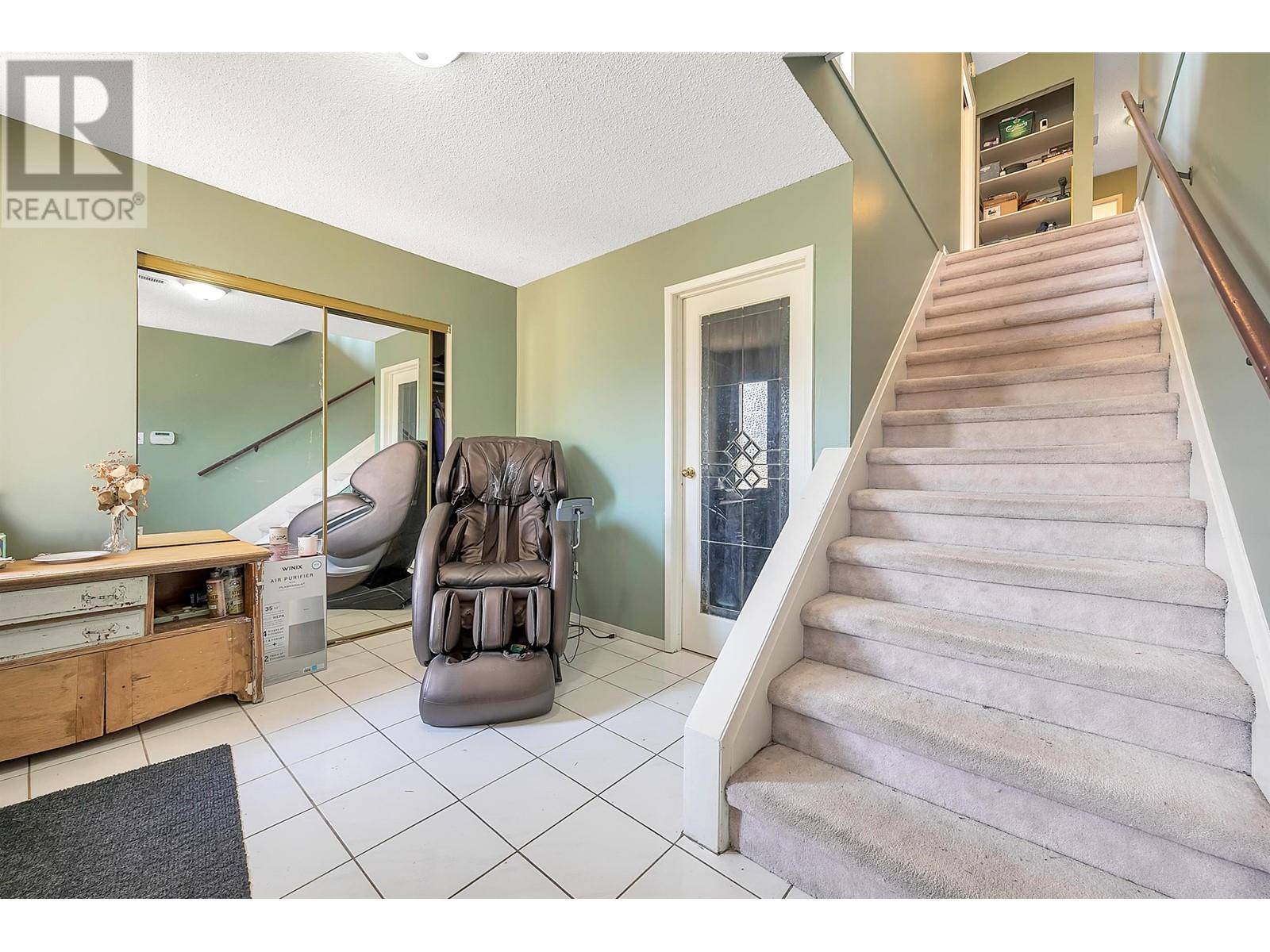 Burnaby, BC V5A3N5,8071 GREENLAKE PLACE