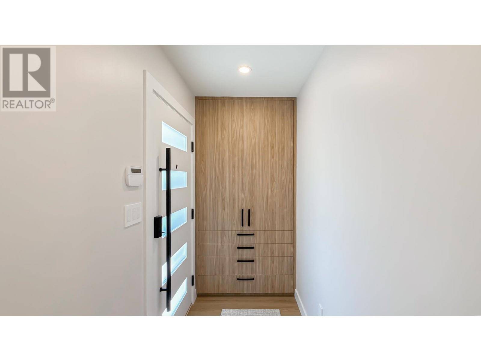 North Vancouver, BC V7M2P2,1823 CHESTERFIELD AVENUE