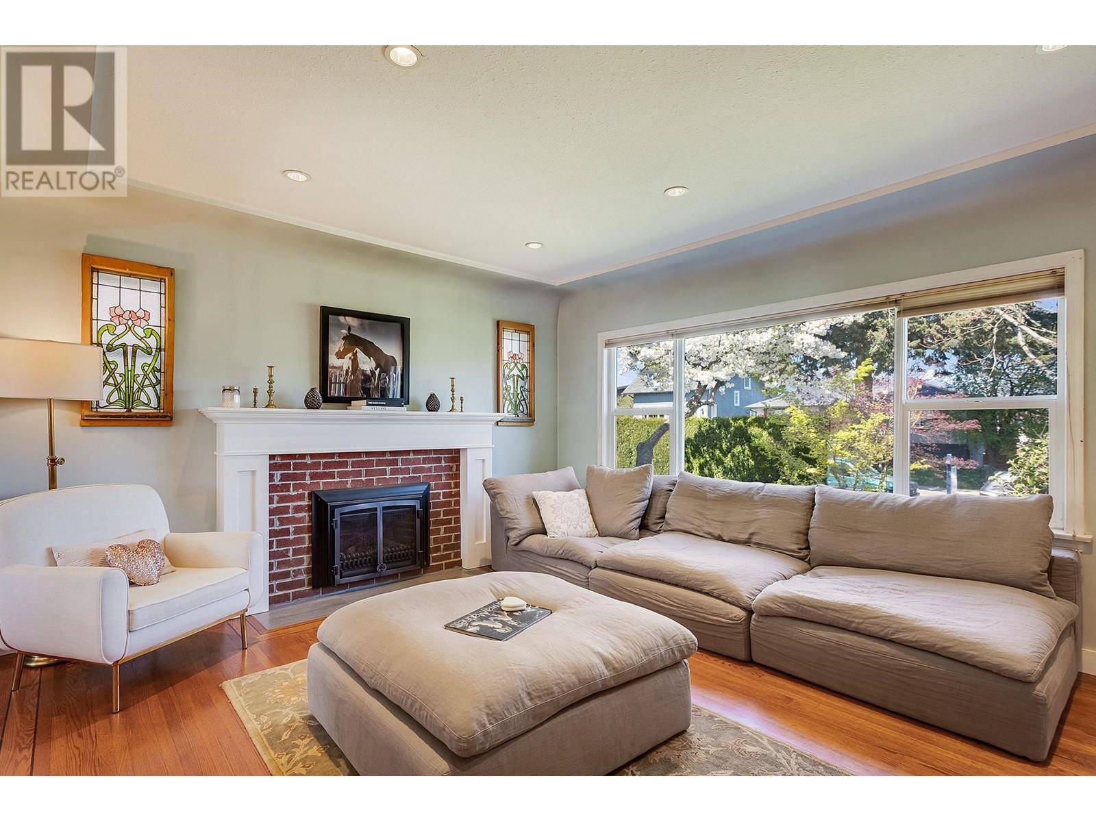 Burnaby, BC V5C1J7,4046 ETON STREET