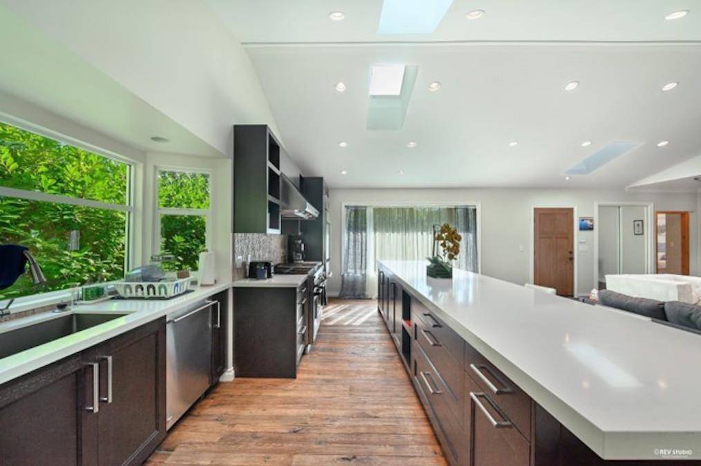 Surrey, BC V4A1P7,13671 16 AVENUE