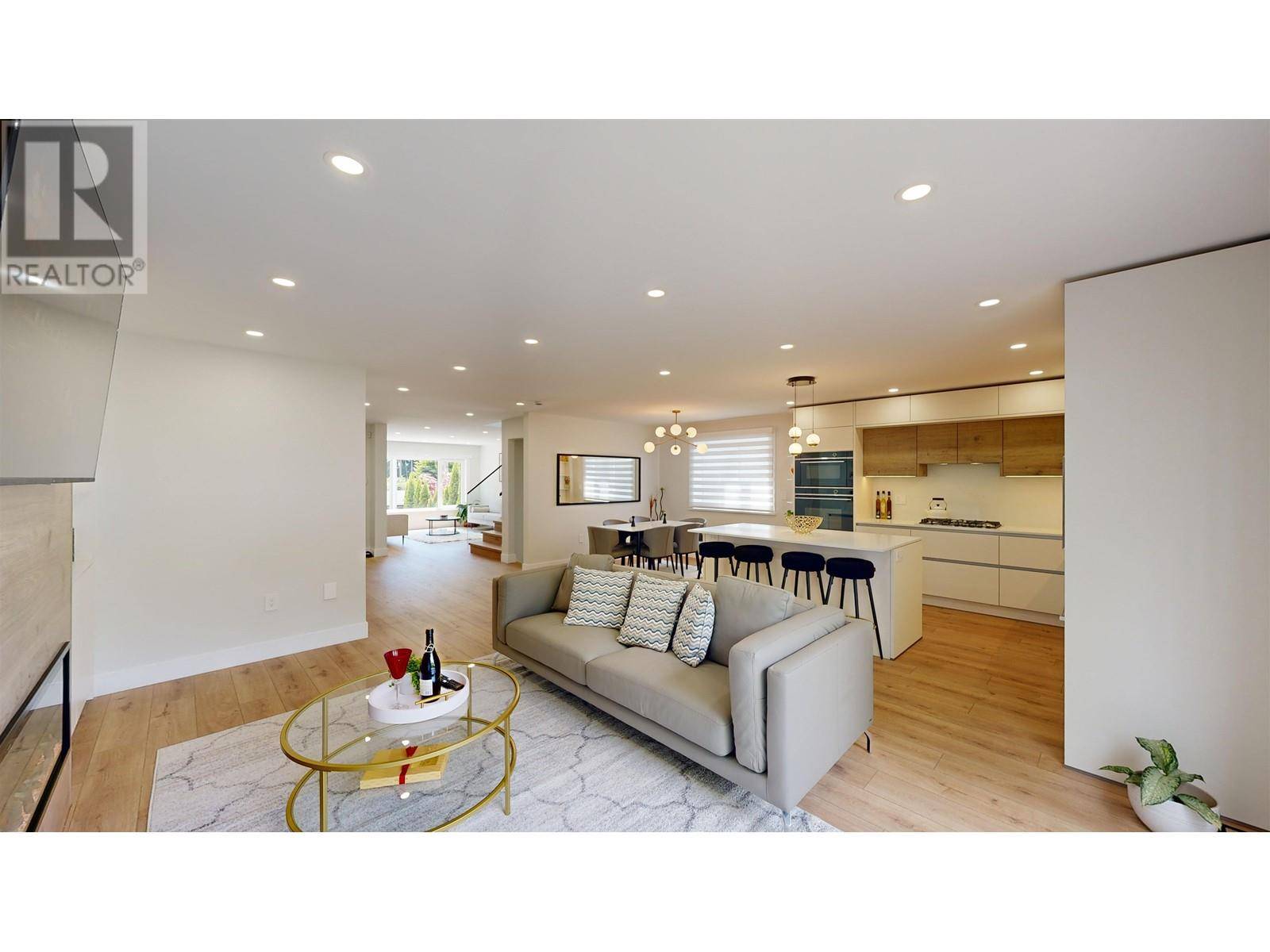 North Vancouver, BC V7R2H1,916 MONTROYAL BOULEVARD