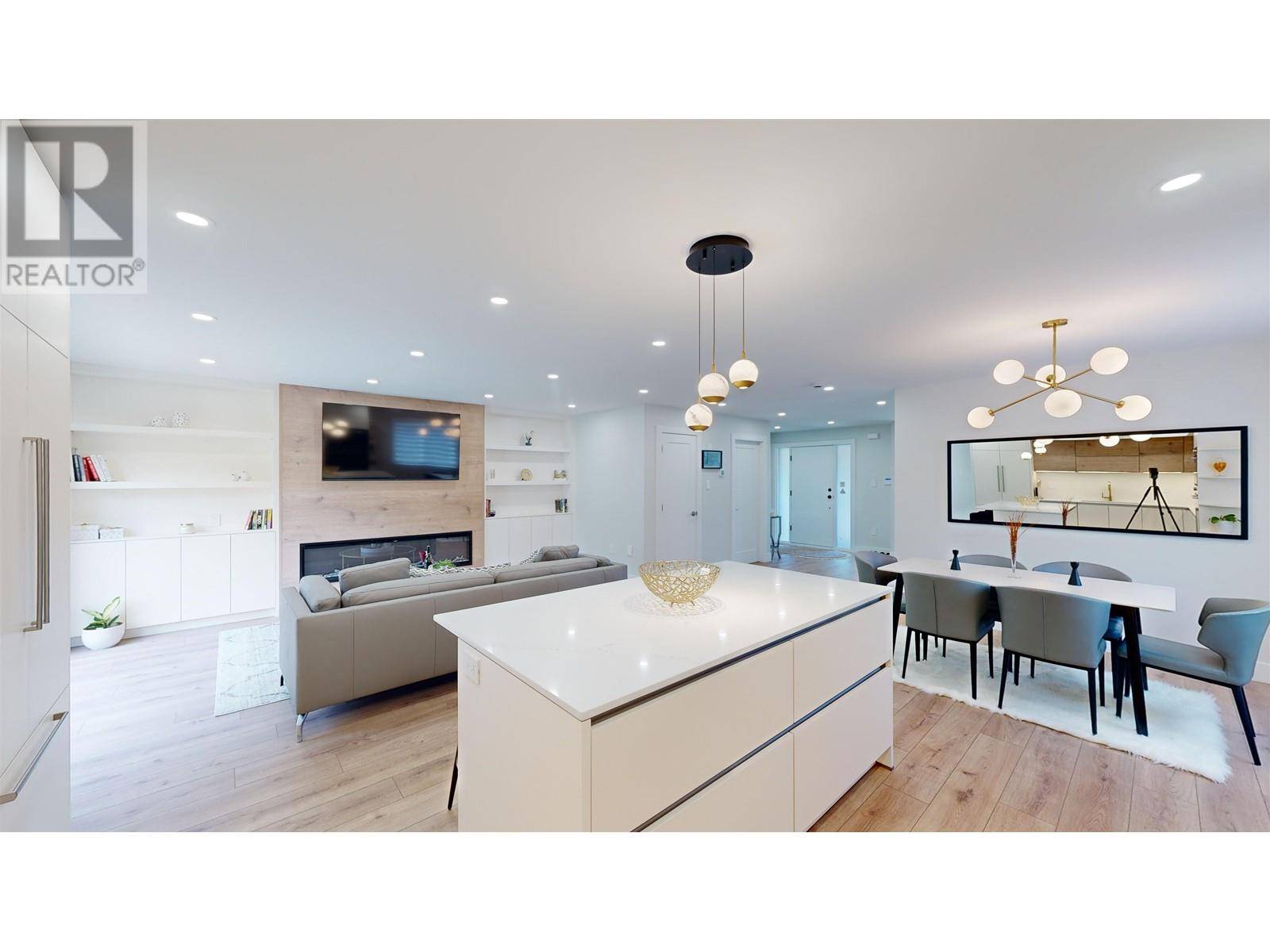 North Vancouver, BC V7R2H1,916 MONTROYAL BOULEVARD