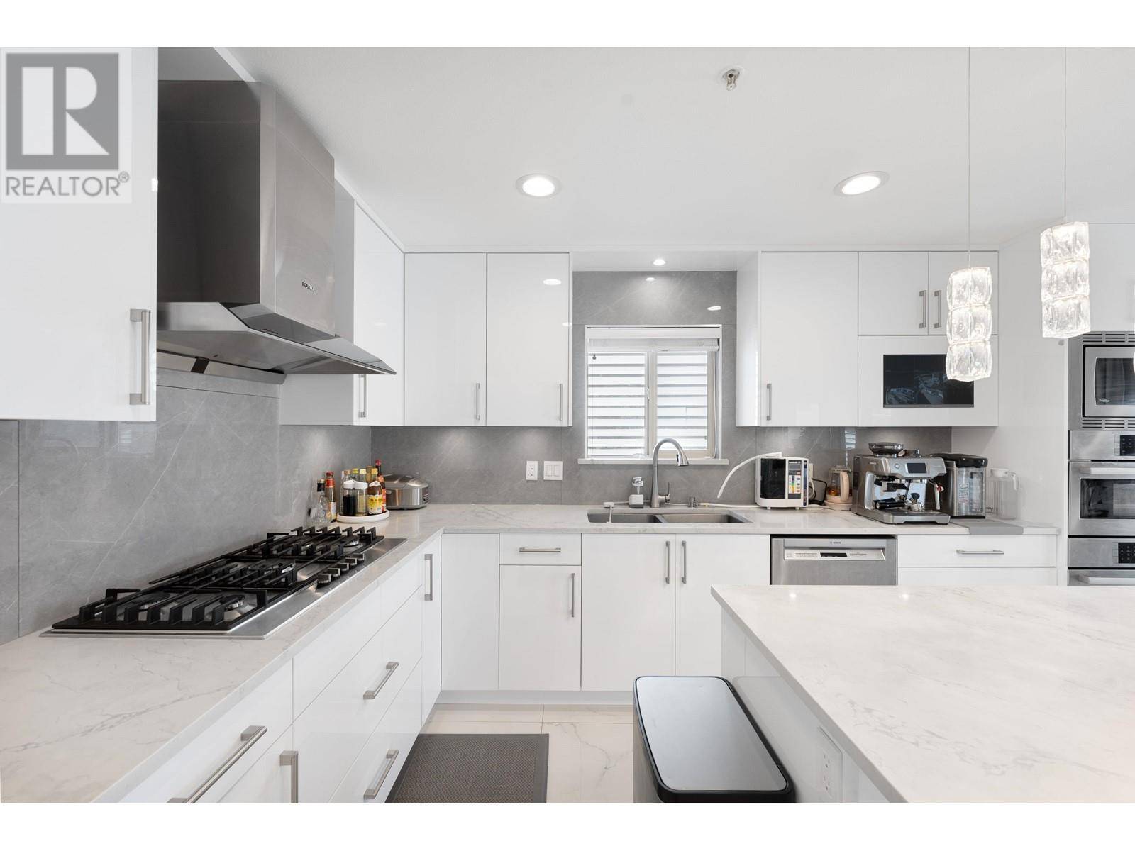 Vancouver, BC V5P1X6,2083 E 53RD AVENUE