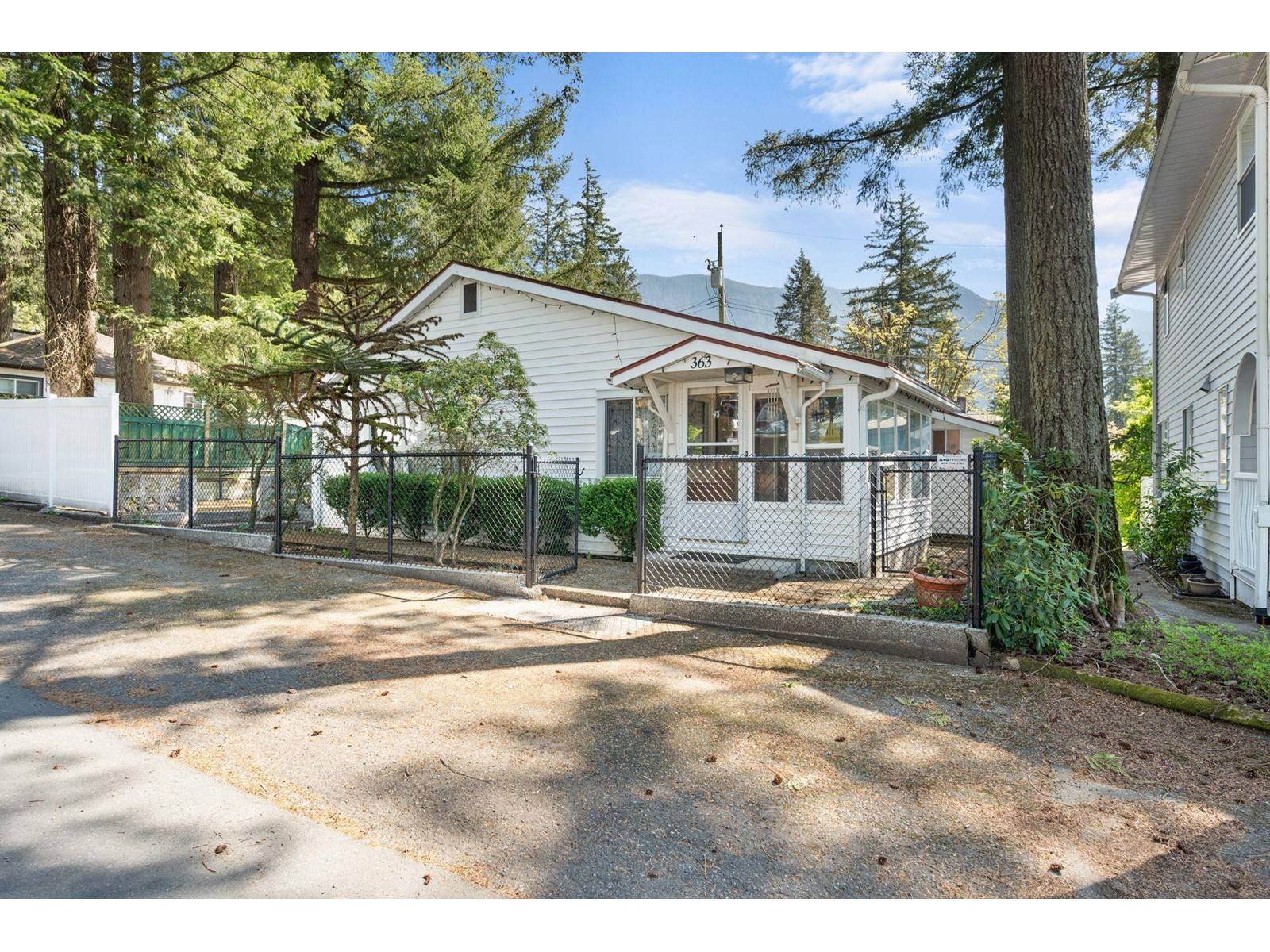 Cultus Lake, BC V2R4Y9,363 PINE STREET|Cultus Lake North
