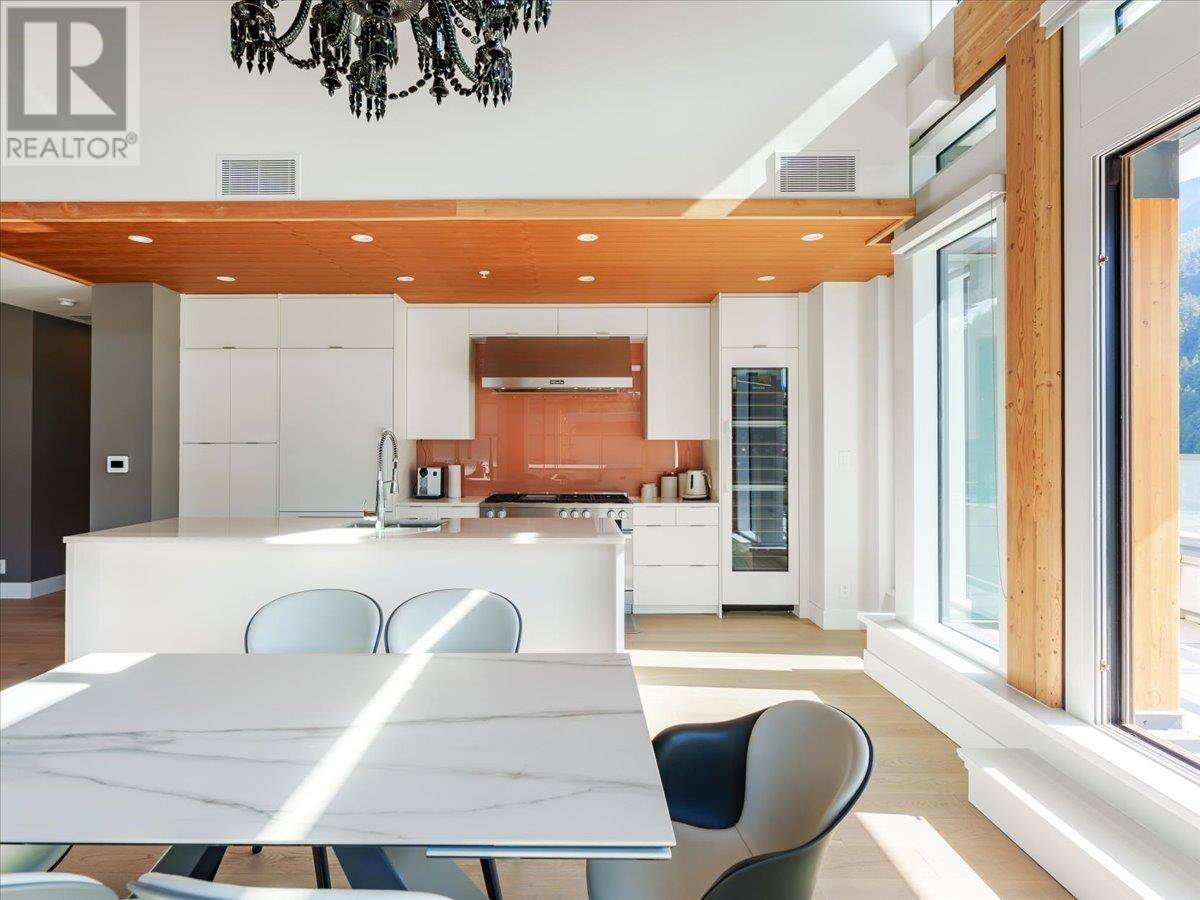West Vancouver, BC V7W0A4,6707 NELSON AVE #804
