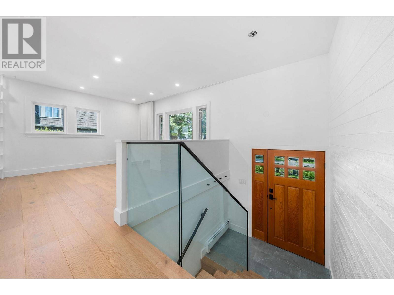 North Vancouver, BC V7L2Y3,532 E 18TH STREET