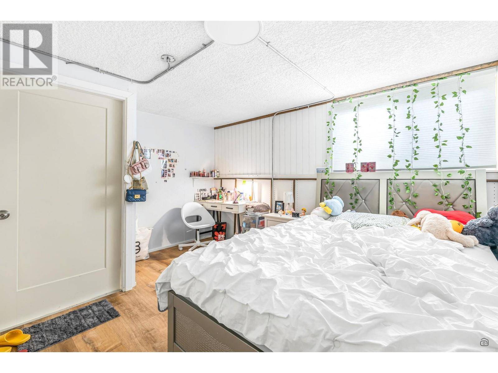 Richmond, BC V7A3Y7,10580 SEAHAM CRESCENT