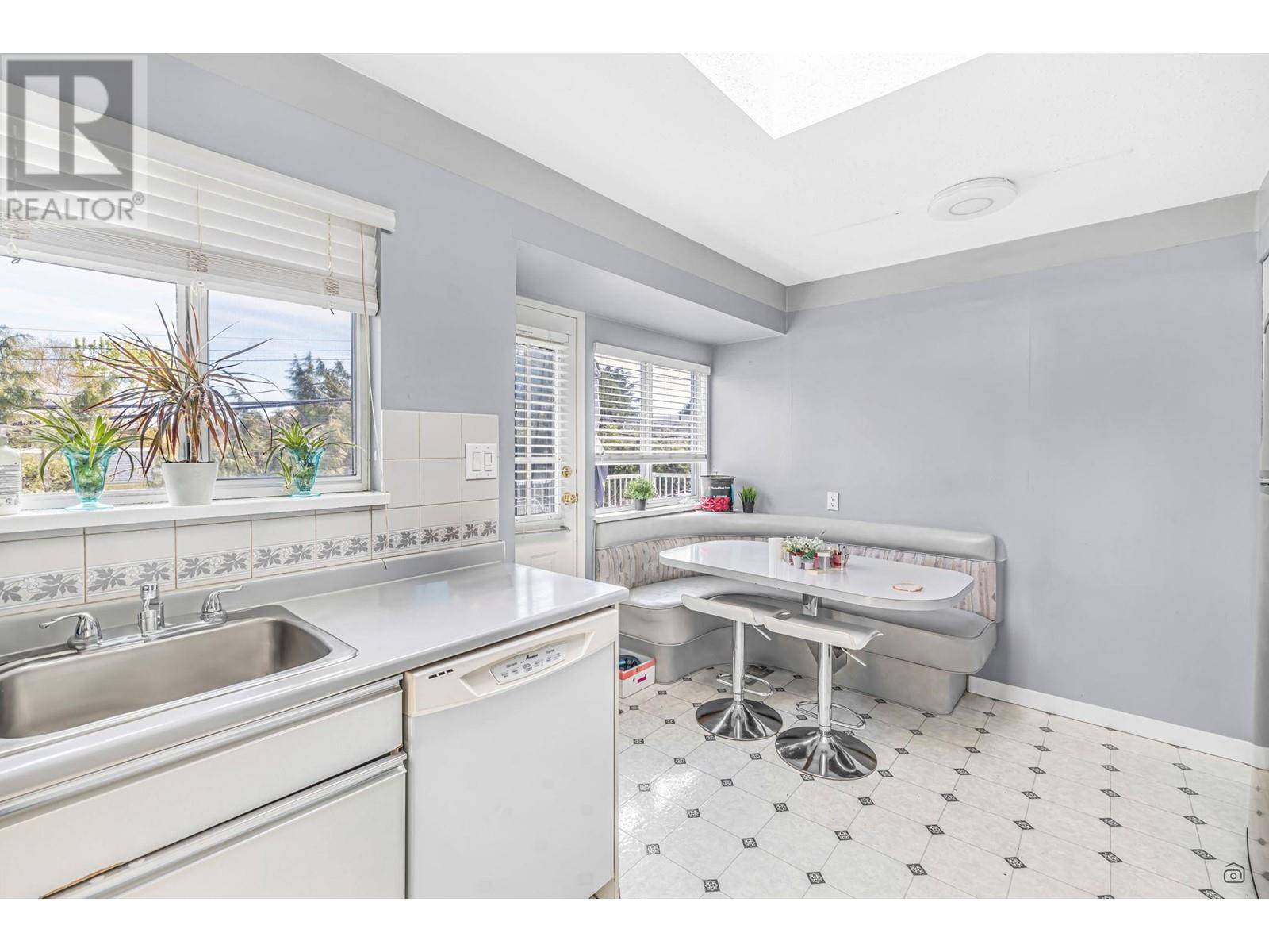 Richmond, BC V7A3Y7,10580 SEAHAM CRESCENT