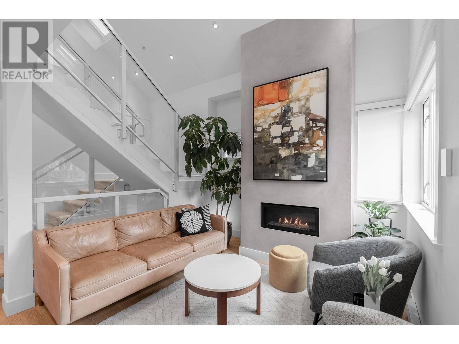 Vancouver, BC V5T2T7,367 E 16TH AVENUE