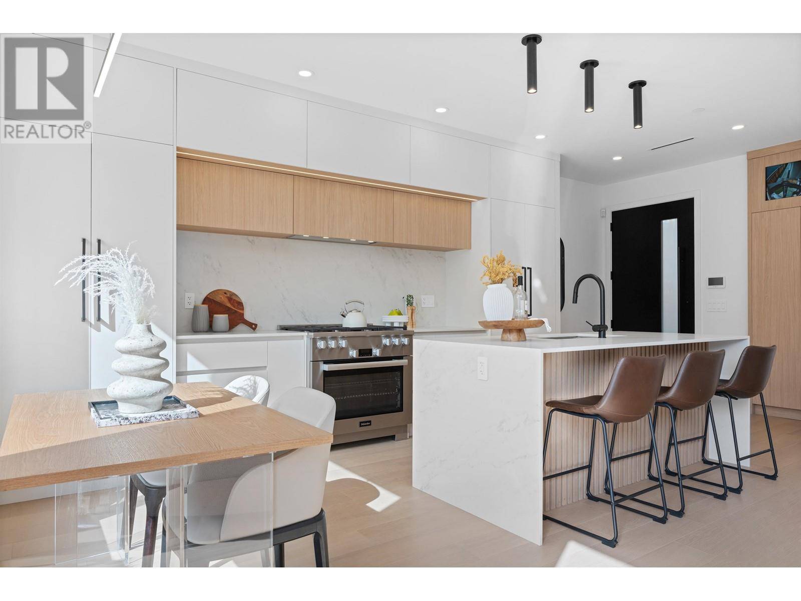 Vancouver, BC V6S1K9,3880 West 23RD AVE #2