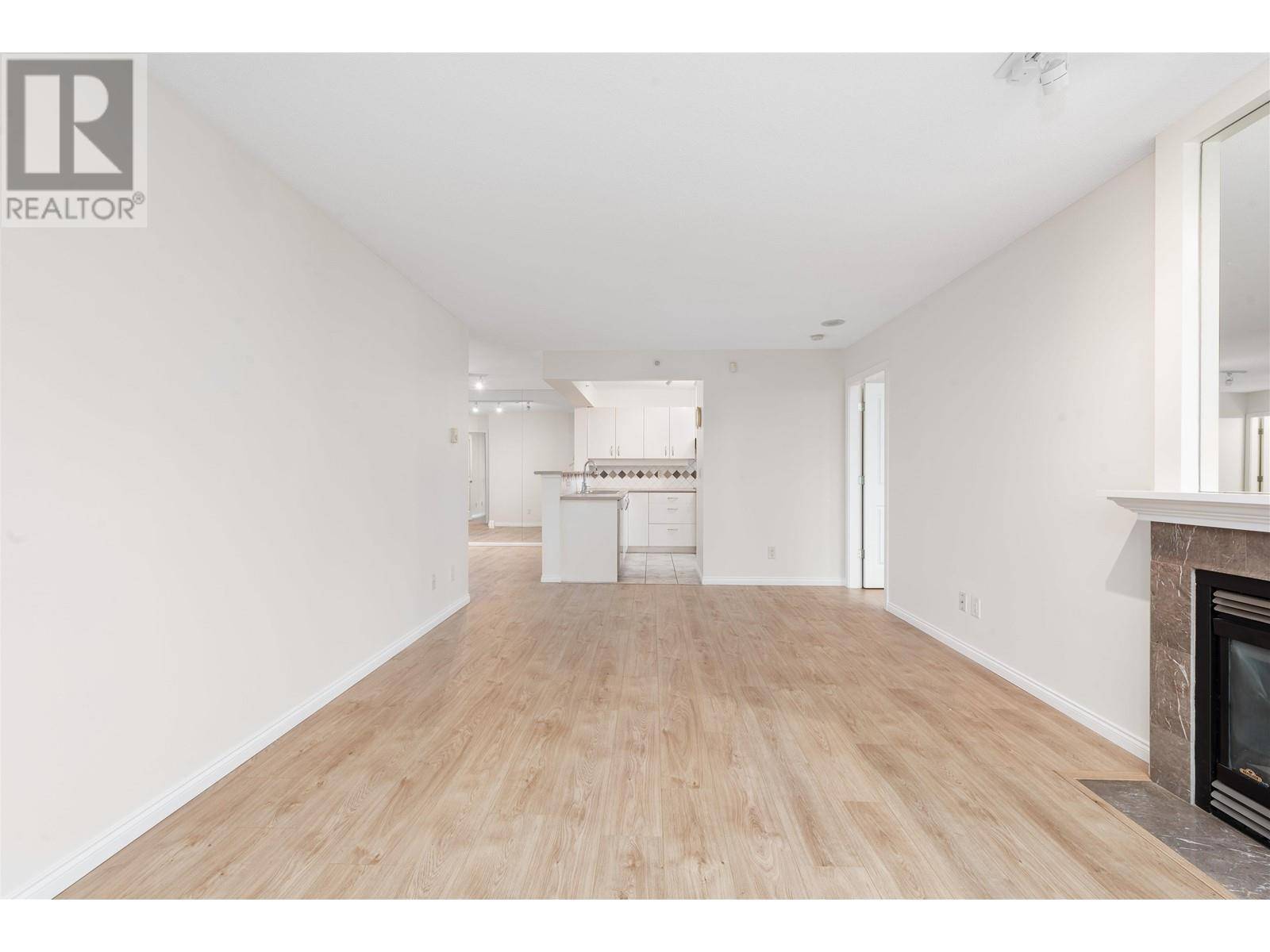 Burnaby, BC V5H4V9,4788 HAZEL ST #305