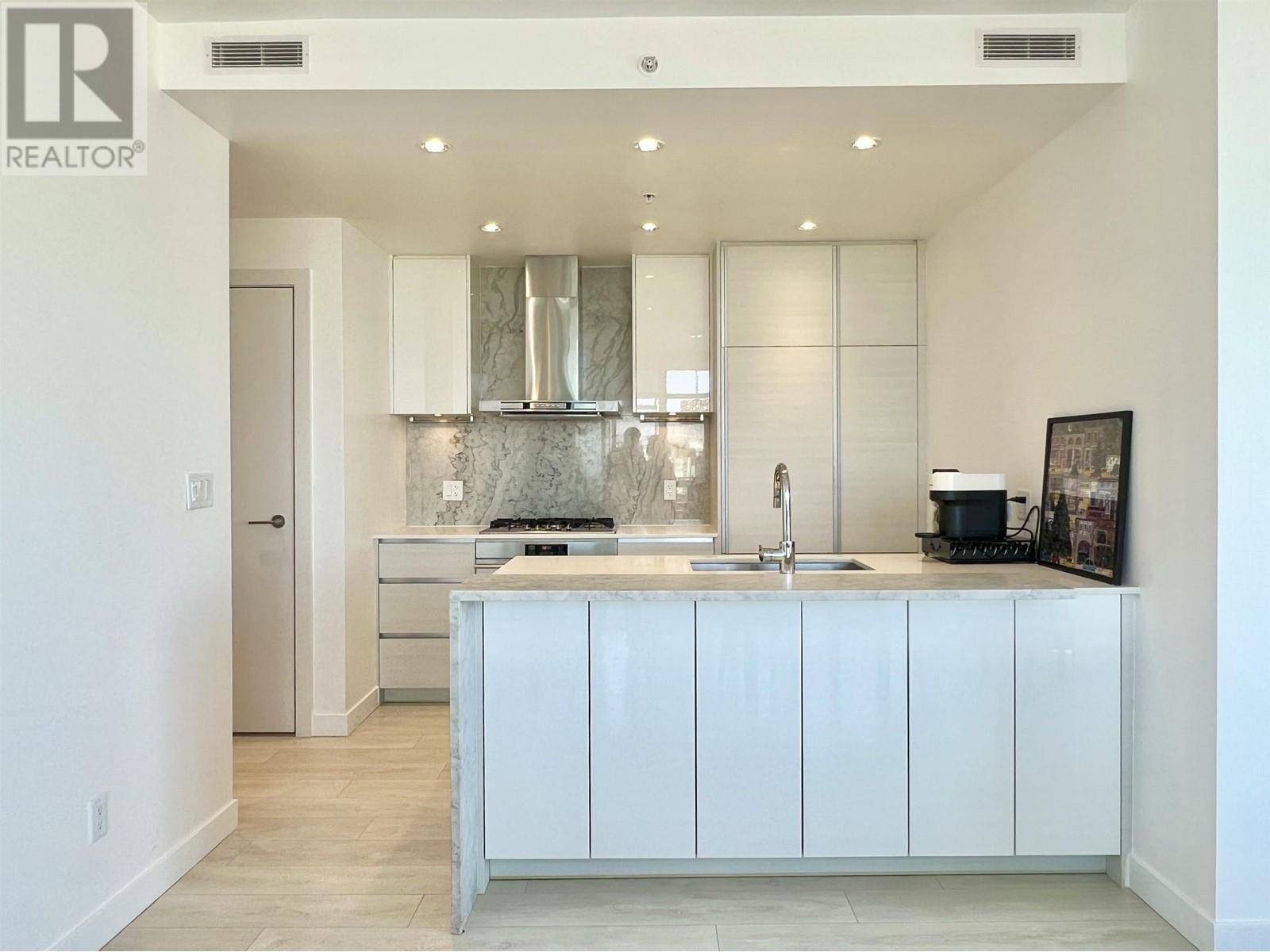 Burnaby, BC V5H0H4,6098 STATION ST #3710