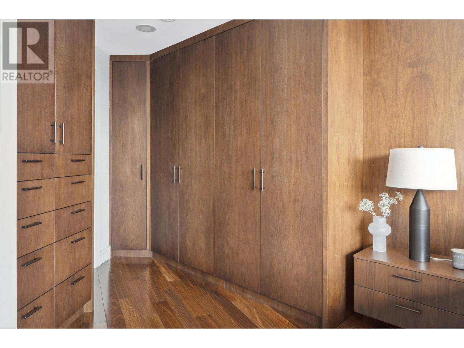 Vancouver, BC V6Z3H6,628 KINGHORNE Mews #202