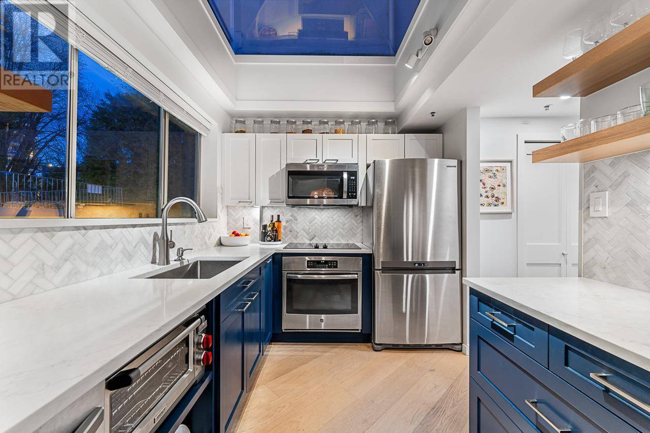 West Vancouver, BC V7V3S9,565 17TH ST #204