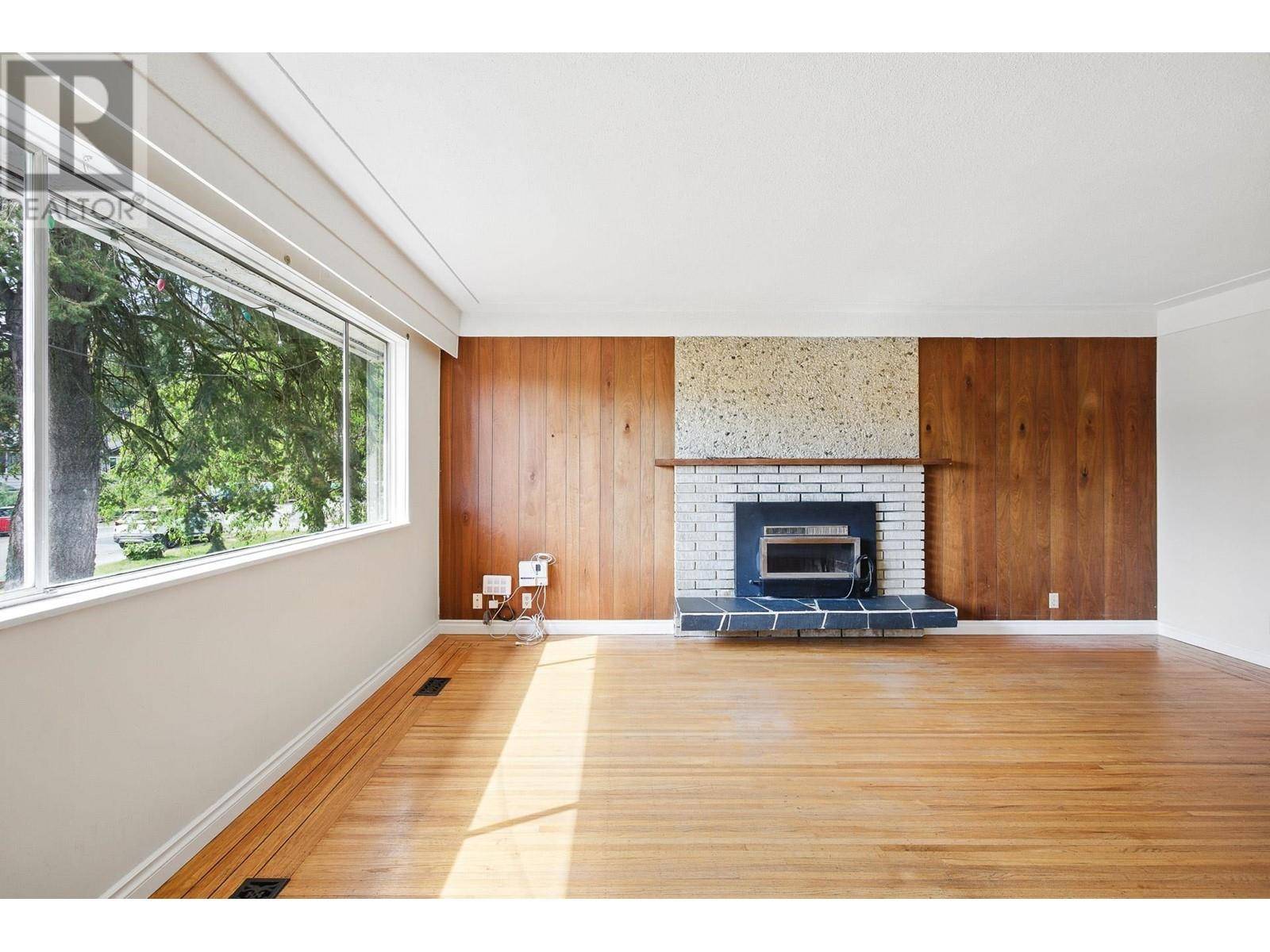Port Coquitlam, BC V3B4J8,3654 FLINT STREET