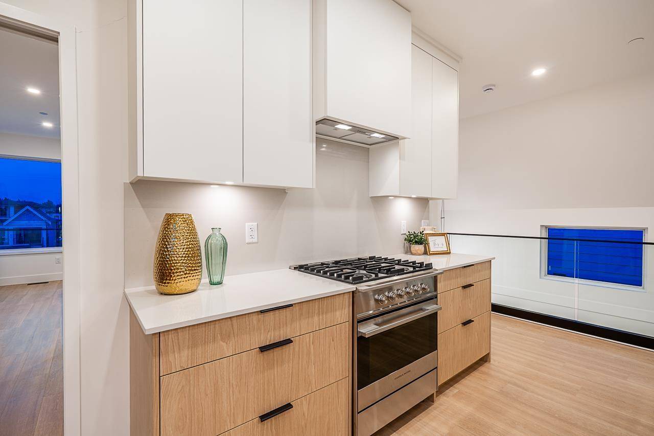 White Rock, BC V4B4N7,855 LEE STREET
