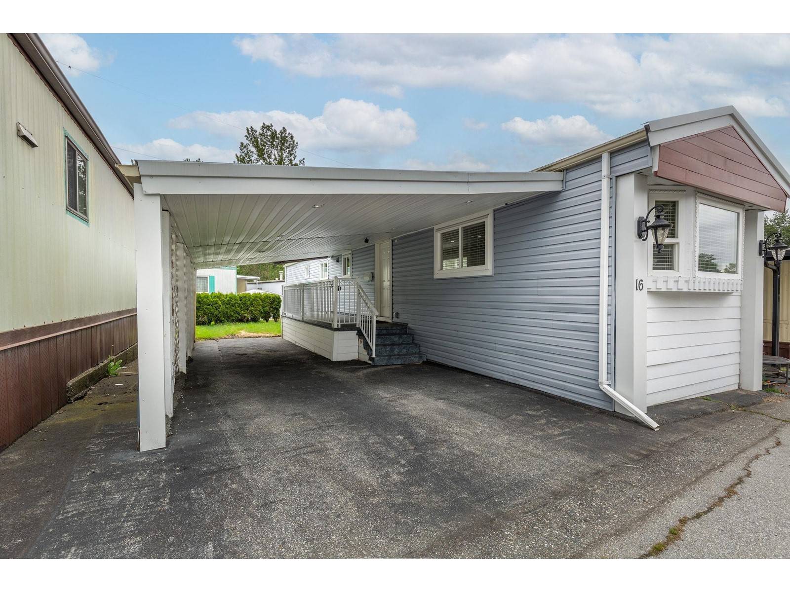 Surrey, BC V3W5Y2,8266 KING GEORGE #16