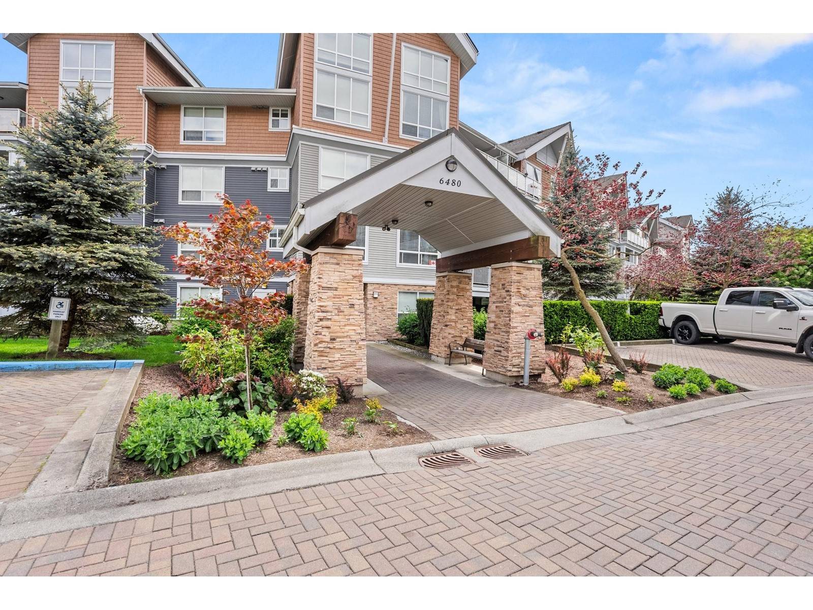 Surrey, BC V4N6J9,6480 194 #118
