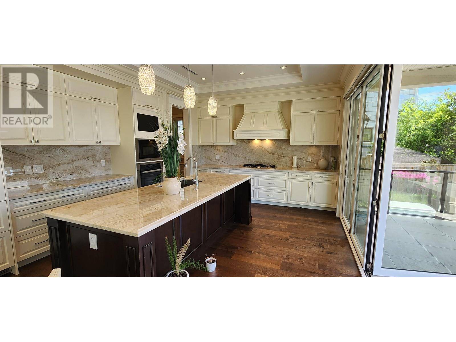 West Vancouver, BC V7T2C4,1260 KINGS AVENUE