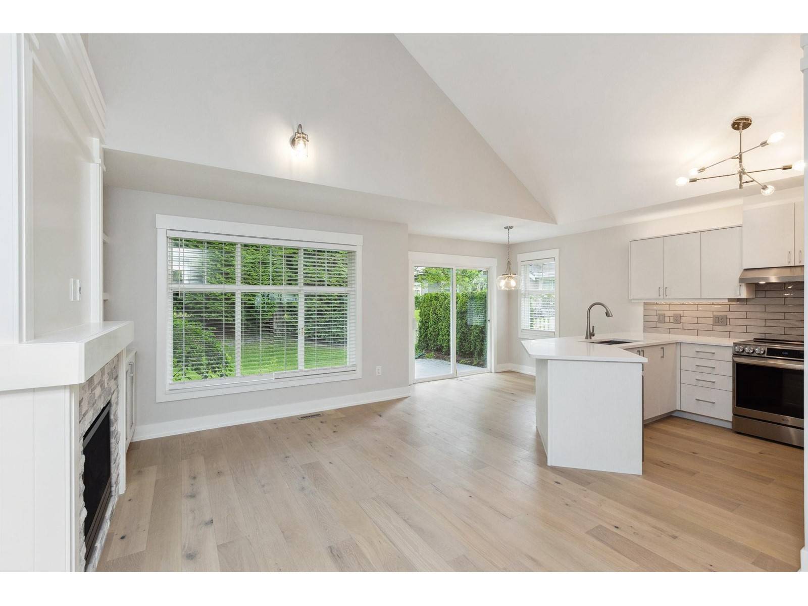 Surrey, BC V4P3A3,14877 33 #10