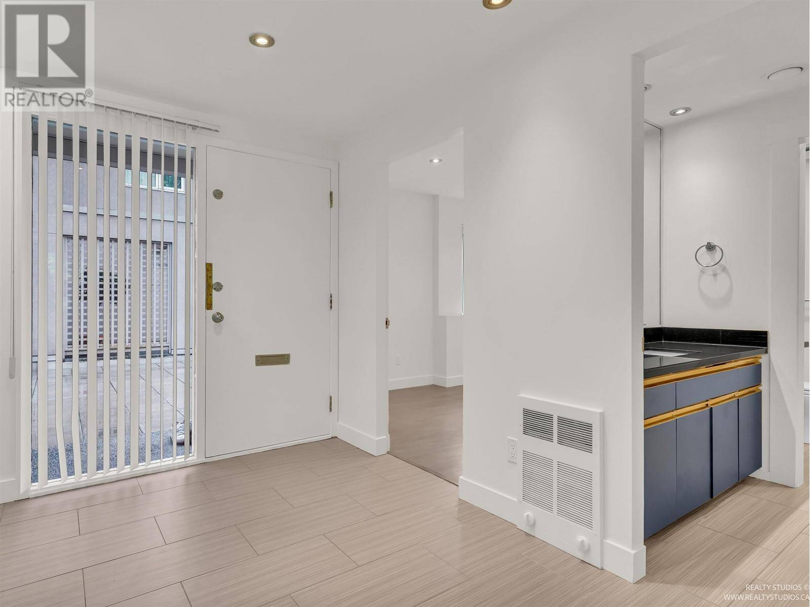 Vancouver, BC V6R1N9,3549 W 4TH AVENUE