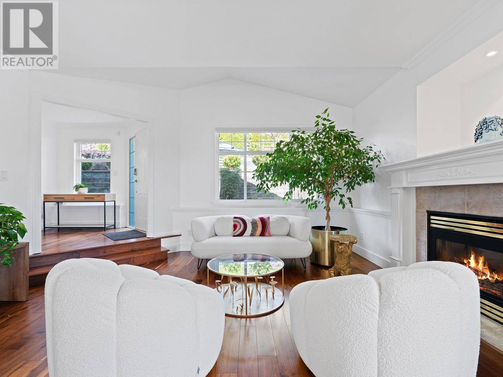 North Vancouver, BC V7L1T4,1075 ADDERLEY STREET