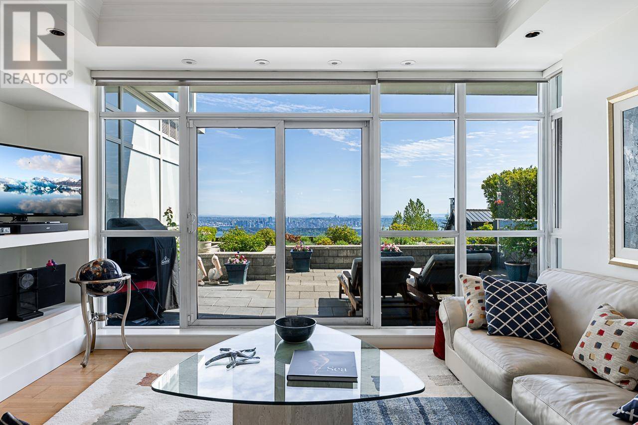 West Vancouver, BC V7S3J4,2210 CHIPPENDALE RD #103
