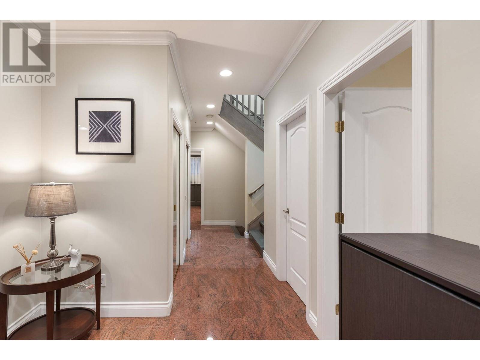 Vancouver, BC V6P2G8,590 W 63RD AVENUE