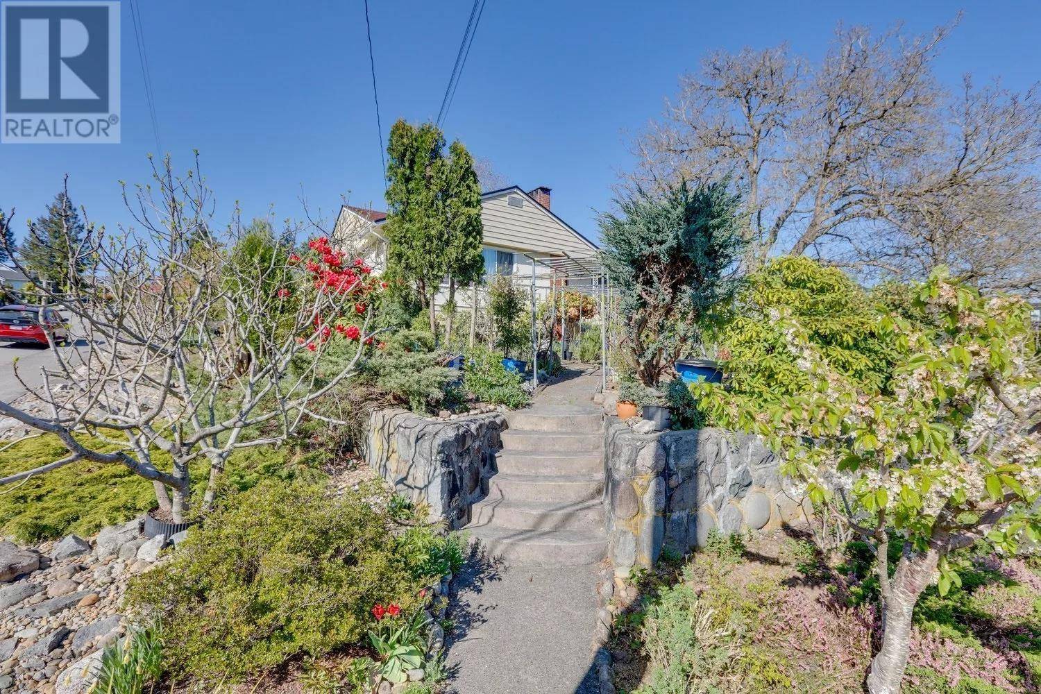 Burnaby, BC V5J3B8,5919 PATRICK STREET