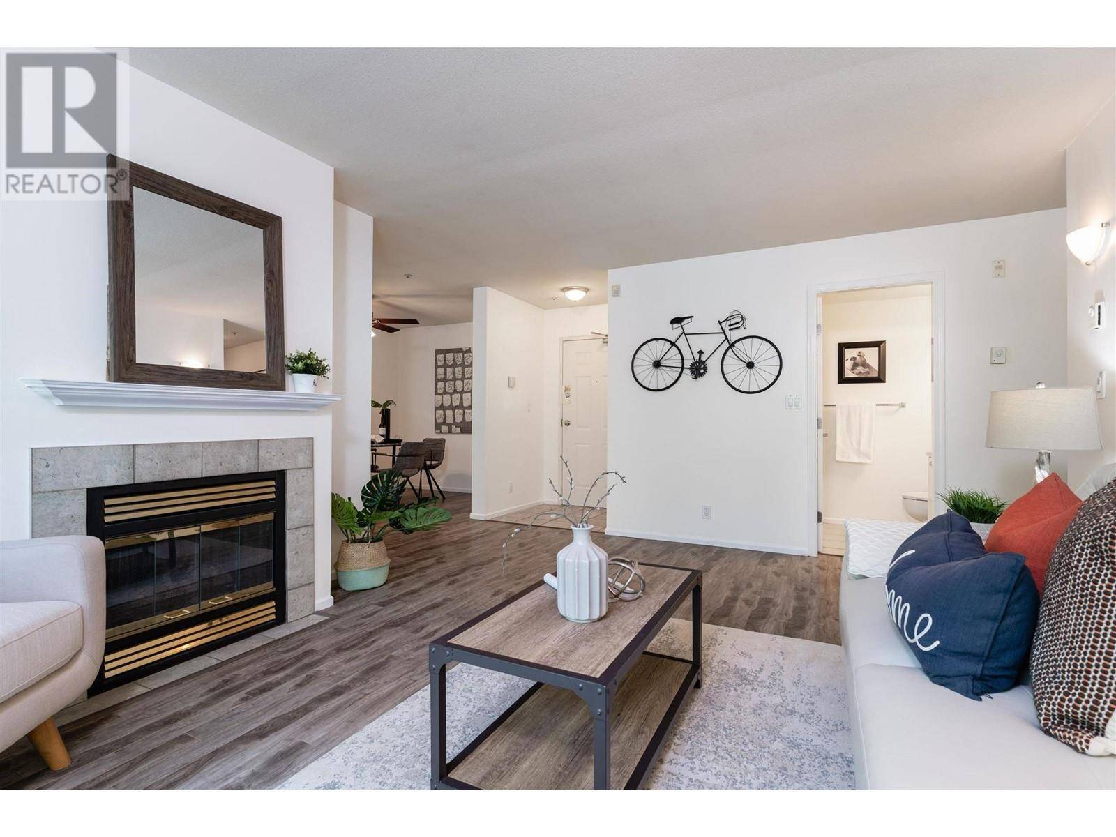 North Vancouver, BC V7J3V3,223 MOUNTAIN HWY #PH12