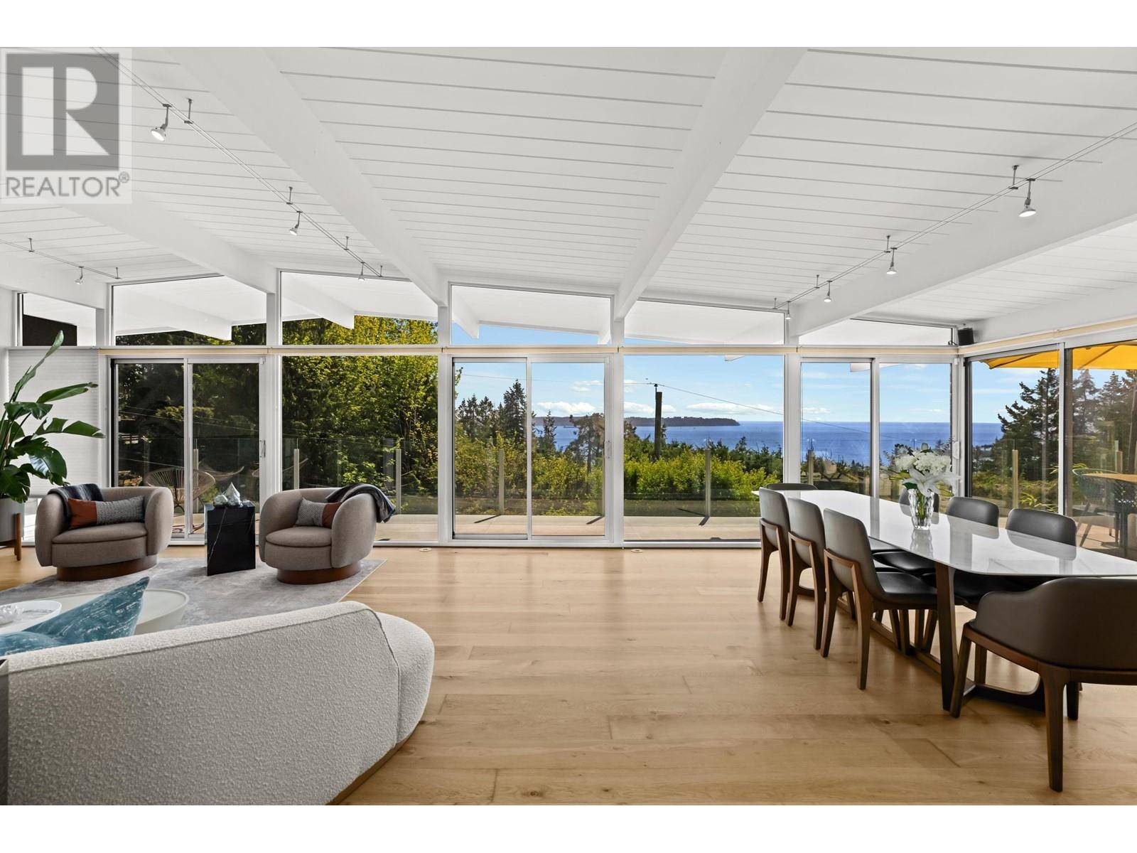 West Vancouver, BC V7V3J9,4045 BAYRIDGE AVENUE